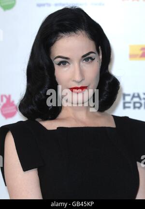 DITA von Teese während der Fashion Fringe Show im Flower Cellars, 4-6 Russell Street, WC2. Stockfoto