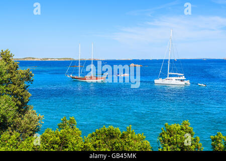 Yacht Boot und Katamaran auf wunderschöne Lagune mit türkisblauem Wasser in der Nähe von Grande Sperone Bucht, Insel Korsika, Frankreich Stockfoto