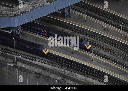 Eine allgemeine Ansicht der ersten Great Western-Züge im Bahnhof Bristol Temple Meads, die während eines Fluges über Bristol im Rahmen der Balloon Fiesta am Ashton Court aufgenommen wurden. Stockfoto