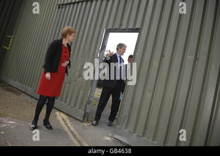 Die Ministerin für soziale Entwicklung Margaret Ritchie und der Schattenstaatssekretär Owen Paterson werden um das ehemalige Gefängnis Crumlin Road Gaol herum gezeigt. Der Besuch war Teil einer Tour durch eine Reihe von Wohnungsbauvorhaben in Nordirland während seines eintägigen Besuchs. Stockfoto