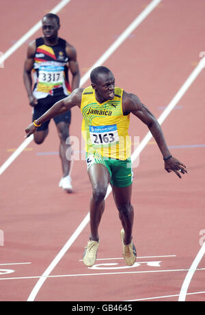 Usain Bolt aus Jamaika erreicht die Ziellinie, als er in einer Weltrekordzeit von 19.30 Sekunden die 200-m-Goldmedaille gewinnt, um während der Olympischen Spiele 2008 in Peking im Nationalstadion in Peking ein Sprint-Doppelspiel zu absolvieren. Stockfoto