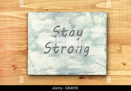 Vintage Hipster motivierenden Satz Hinweis, Stay Strong Zeichen. Stockfoto