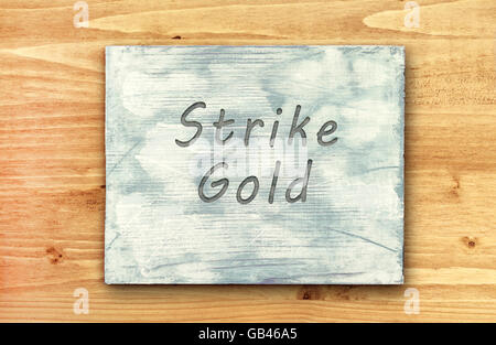 Vintage Hipster motivierenden Satz Hinweis, Strike Gold Zeichen Stockfoto