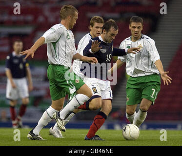 Der schottische James McFadden durchbricht die Tackles der nordirischen Sammy Clingan und Chris Baird während des Tennent's International Challenge Match im Hampden Park, Glasgow. Stockfoto