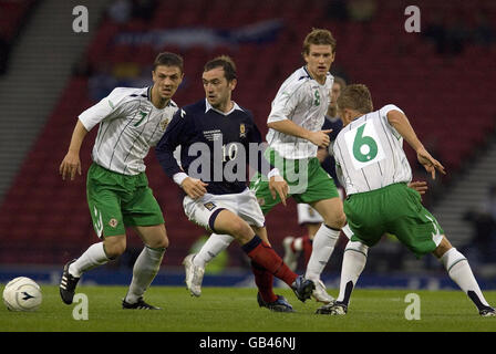 Der schottische James McFadden durchbricht die Tackles der nordirischen Chris Baird und Sammy Clingan während des Tennent's International Challenge Match im Hampden Park, Glasgow. Stockfoto