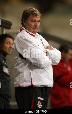 Fußball - International freundlich - Wales / Georgia - Liberty Stadium. Der Manager von Wales, John Toshack, steht auf der Touchline niedergeschlagen Stockfoto