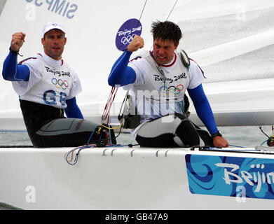 Das britische Duo Iain Percy (links) und Andrew Simpson feiern, nachdem es 2008 im Segelzentrum der Olympischen Spiele in Peking in Qingdao, China, eine Goldmedaille in der Star-Klasse gewonnen hat. Stockfoto