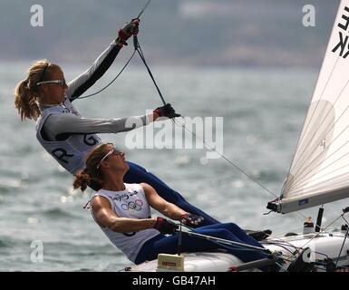 Die Briten Saskia Clark und Christina Bassadone treten beim letzten Klassenrennen der Women's 470-Klasse während des Pekinger Segelzentrums der Olympischen Spiele 2008 in Qingdao, China, an. Stockfoto