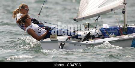 Die Briten Saskia Clark und Christina Bassadone treten beim letzten Klassenrennen der Women's 470-Klasse während des Pekinger Segelzentrums der Olympischen Spiele 2008 in Qingdao, China, an. Stockfoto