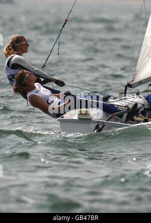 Die Briten Saskia Clark und Christina Bassadone treten beim letzten Klassenrennen der Women's 470-Klasse während des Pekinger Segelzentrums der Olympischen Spiele 2008 in Qingdao, China, an. Stockfoto