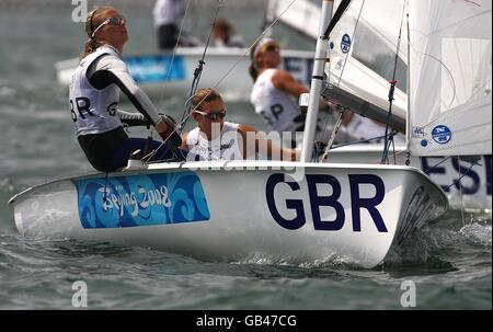 Die Briten Saskia Clark und Christina Bassadone treten beim letzten Klassenrennen der Women's 470-Klasse während des Pekinger Segelzentrums der Olympischen Spiele 2008 in Qingdao, China, an. Stockfoto