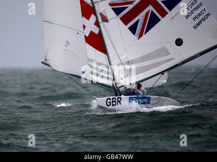 Das britische Duo Iain Percy und Andrew Simpson auf dem Weg zur Goldmedaille in der Star-Klasse im Segelzentrum der Olympischen Spiele in Peking 2008 in Qingdao, China. Stockfoto