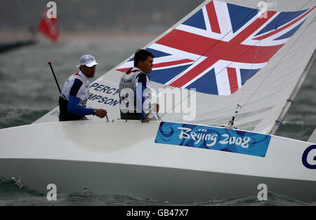 Das britische Duo Iain Percy und Andrew Simpson auf dem Weg zur Goldmedaille in der Star-Klasse im Segelzentrum der Olympischen Spiele in Peking 2008 in Qingdao, China. Stockfoto