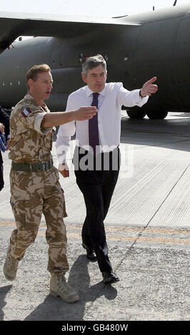 Der britische Premierminister Gordon Brown wird von Brigadier Mark Carleton-Smith bei der Ankunft im Camp Bastion in der Provinz Helmand, Afghanistan, begrüßt. Stockfoto