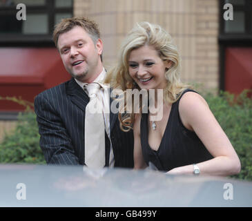 Darren Day, 40, Schauspieler und Sänger, mit ihrer Partnerin Stephanie Dooley, verlässt das Cardiff Magistrates Court, Wales. Stockfoto