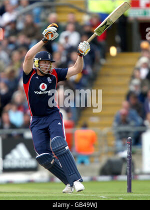 Cricket - Natewst Series - First One Day International - England / Südafrika - Headingley. Der englische Andrew Flintoff im Kampf gegen Südafrika Stockfoto