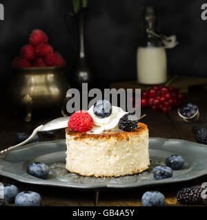 Ukrainische Käsekuchen mit Beeren und Sahne, Stillleben Stockfoto