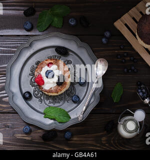 Ukrainische Käsekuchen mit Beeren und Sahne, Stillleben Stockfoto