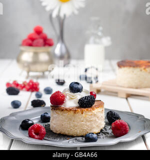 Ukrainische Käsekuchen mit Beeren und Sahne, Stillleben Stockfoto