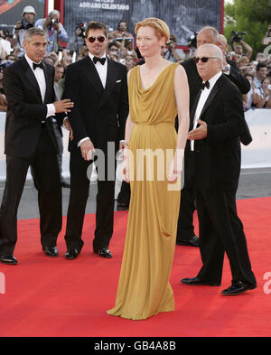 AP OUT (von links nach rechts) George Clooney, Brad Pitt und Tilda Swinton nehmen an der Eröffnungsvorführung von Burn After Reading beim 65. Filmfestival in Venedig, Italien, Teil. Stockfoto