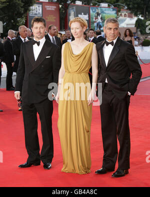 (Von links nach rechts) Brad Pitt, Tilda Swinton und George Clooney besuchen die Eröffnungsvorführung von Burn After Reading, beim 65. Filmfestival in Venedig, Italien. Stockfoto