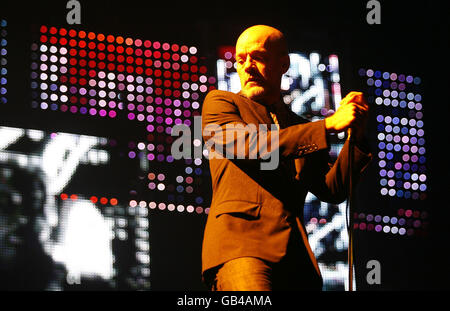 REM Concert - London. Michael Stipe von REM spielt live auf der Bühne im Twickenham Rugby Stadium in West London. Stockfoto