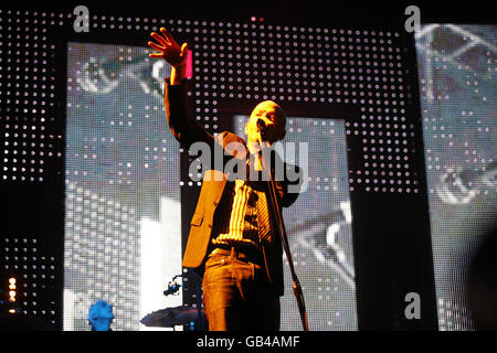 REM Concert - London. Michael Stipe von REM spielt live auf der Bühne im Twickenham Rugby Stadium in West London. Stockfoto