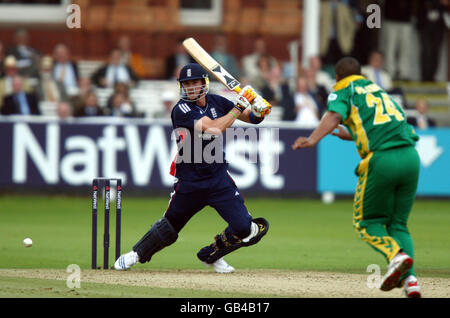 England Kapitän Kevin Pietersen trifft während der Fourth One Day International auf Lord's Cricket Ground in London. Stockfoto