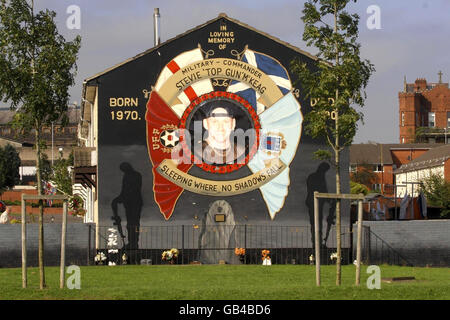 Politische Wandmalereien auf dem Lower Shankill Estate in Belfast, von denen einige bereits fertig übermalt wurden, andere mit paramilitärischen Symbolen werden in den nächsten Tagen übermalt. Stockfoto