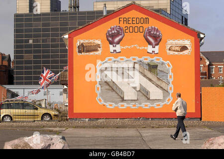 Politische Wandmalereien auf dem Lower Shankill Estate in Belfast, von denen einige bereits fertig übermalt wurden, andere mit paramilitärischen Symbolen werden in den nächsten Tagen übermalt. Stockfoto