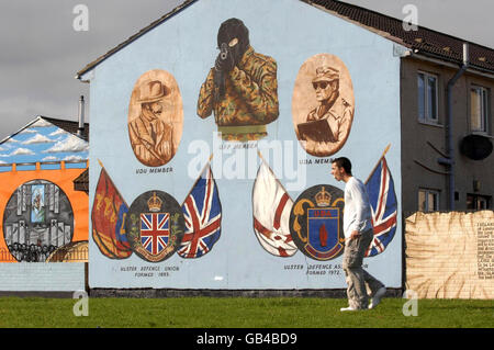 Politische Wandmalereien auf dem Lower Shankill Estate in Belfast, von denen einige bereits fertig übermalt wurden, andere mit paramilitärischen Symbolen werden in den nächsten Tagen übermalt. Stockfoto