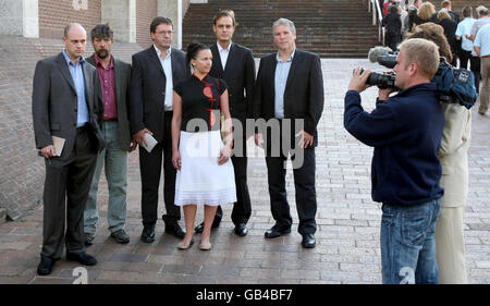 Green Peace Demonstranten (von links) Ben Stewart, Huw Williams, Tim Hewke, Emily Hall, will Rose und Kevin Drake stehen vor dem Maidstone Crown Court, Maidstone, Kent, wo sie vor Gericht gehen werden, angeklagt wegen strafrechtlicher Schäden und schwerer Übertretung, nachdem sie versuchten, Kingsnord Kraftwerk zu schließen. Stockfoto