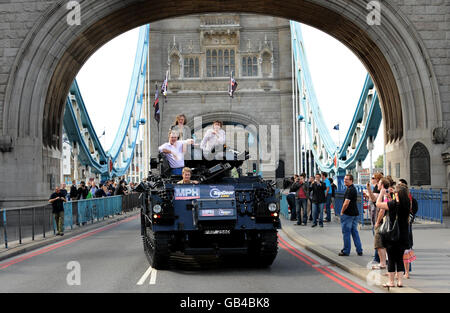 Top Gear Moderatoren, (l-r) Jeremy Clarkson, James May und Richard Hammond, werden in einem gestreckten (zwei verschweißten) 434 Panzerwagen über die Tower Bridge gefahren, um auf einer Pressekonferenz im Tower Hotel Top Gear live zu starten (mit Debüt auf der MPH Prestige und Performance Motor Show, Earls Court im Oktober), St. Katherines Way, London. Stockfoto