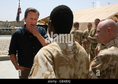 Der Vorsitzende der Konservativen Partei, David Cameron, spricht mit Jona Colata (Mitte) der 1. Royal Irish Ranger Company aus Fidschi in Sangin, Afghanistan. Stockfoto