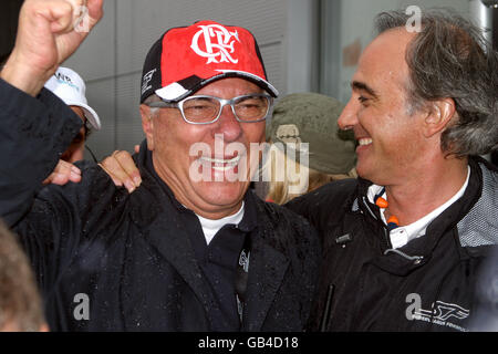 Motorsport - Superleague Formula - Rennen - Donington Park. Präsident von Flamengo Marcio Braga mit Alex Andreu, CEO der Superleague Formula, nachdem sein Fahrer Tuka Rocha im Rennen 2 den 2. Rang belegte Stockfoto