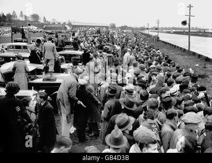 Allgemeine Ansicht der Menge, mit einigen Zuschauern, die auf den Motorhauben ihrer Autos stehen, um einen besseren Blick auf die Strecke in Brooklands zu erhalten. Stockfoto