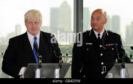 Der Bürgermeister von London, Boris Johnson, links, und der stellvertretende Kommissar der Metropolitan Police, Sir Paul Stephenson, starten heute gemeinsam eine große neue Kriminalinitiative im Londoner City Hall, Stockfoto