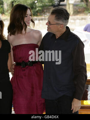 AP-AUSGANG. Anne Hathaway und Regisseur Jonathan Demme nehmen an der Pressekonferenz und der Fotokonferenz für „Rachel Getting Married“ im Palazzo del Casino während des 65. Filmfestivals in Venedig, Italien, Teil. Stockfoto