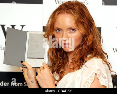 Model Lily Cole stellt den neuen Reader von Sony auf der Waterstones im Zentrum von London vor. Stockfoto