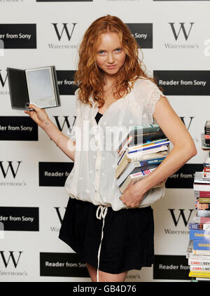 Lily Cole Bringt Neuen Reader Von Sony - London Auf Den Markt. Model Lily Cole stellt den neuen Reader von Sony auf der Waterstones im Zentrum von London vor. Stockfoto