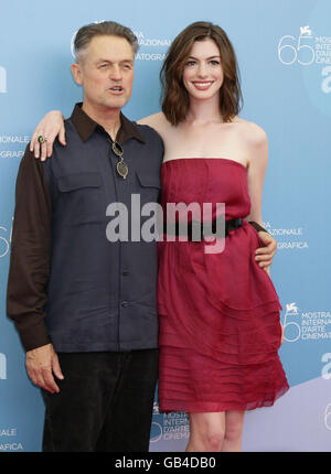 AP-AUSGANG. Anne Hathaway und Regisseur Jonathan Demme nehmen an der Pressekonferenz und der Fotokonferenz für „Rachel Getting Married“ im Palazzo del Casino während des 65. Filmfestivals in Venedig, Italien, Teil. Stockfoto