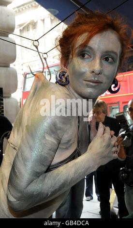 INHALT NOTIEREN. Die Performancekünstlerin Alice Newstead wird von Hai-Haken durch die Haut im Rücken an einer Ladendecke gehängt, als Teil einer Kampagne, um Hai-Finning bei Lush Cosmetics in der Regent Street, London, zu beenden. Stockfoto