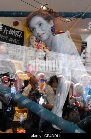 INHALT NOTIEREN. Die Performancekünstlerin Alice Newstead wird von Hai-Haken durch die Haut im Rücken an einer Ladendecke gehängt, als Teil einer Kampagne, um Hai-Finning bei Lush Cosmetics in der Regent Street, London, zu beenden. Stockfoto