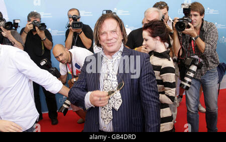 AP-AUSGANG. Von links nach rechts: Mickey Rourke und Evan Rachel Wood treffen während des 65. Filmfestivals in Venedig zur Pressekonferenz und Fotoaufnahme von "The Wrestler" im Palazzo del Casino am Lido von Venedig ein. Stockfoto