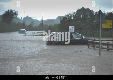 Auf der A443 in der Nähe von Eardiston, Worcestershire, sind zwei Autos in Überschwemmungsgewässern gestrandet. Stockfoto