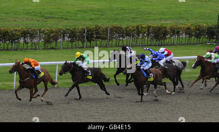 Premio Loco und George Baker (orange) führen im letzten Furlong an und gewinnen die totescoop6 London Mile Heritage Handicap-Einsätze auf der Kempton Park Racecourse, Middlesex. Stockfoto