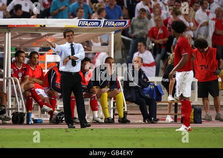 Englands Manager Fabio Capello gibt Glen Johnson Anweisungen aus der Touchline. Stockfoto