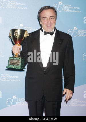 Silvio Orlando mit seinem Coppa Volpi Award für den besten Schauspieler, für seine Rolle im Film "Il Papa Di Giovanna", während der Abschlussfeier des Festivals, im Palazzo del Casino am Lido von Venedig, Italien. Stockfoto