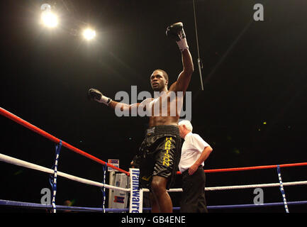 Audley Harrison feiert seinen Sieg über George Arias während ihres internationalen Schwergewichts-Bout in der Manchester Evening News Arena, Manchester. Stockfoto