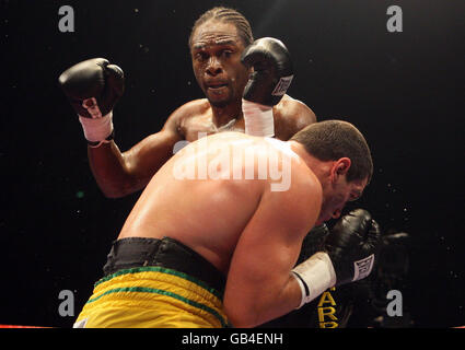 Audley Harrison (TOP) in Aktion mit George Arias während ihres International Heavyweight Bout in der Manchester Evening News Arena, Manchester. Stockfoto